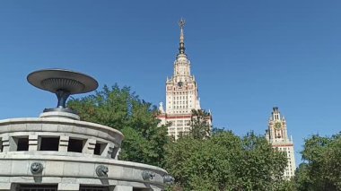 Sparrow Hills 'teki Lomonosov Moskova Devlet Üniversitesi' nde (MSU) çeşme. Rusya 'nın en üst düzey eğitim kurumudur. Rusya  