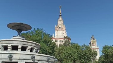 Sparrow Hills 'teki Lomonosov Moskova Devlet Üniversitesi' nde (MSU) çeşme. Rusya 'nın en üst düzey eğitim kurumudur. Rusya  