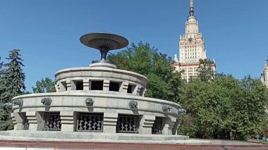 Sparrow Hills 'teki Lomonosov Moskova Devlet Üniversitesi' nde (MSU) çeşme. Rusya 'nın en üst düzey eğitim kurumudur. Rusya  