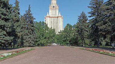 MOSCOW, RUSSIA-OCTOBER 06, 2021: Sparrow Hills 'teki Lomonosov Moskova Devlet Üniversitesi (MSU) arazisinde (sonbahar güneşli günü). Rusya 'nın en üst düzey eğitim kurumudur. Rusya