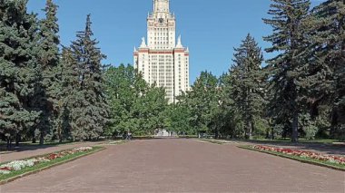 MOSCOW, RUSSIA-OCTOBER 06, 2021: Sparrow Hills 'teki Lomonosov Moskova Devlet Üniversitesi (MSU) arazisinde (sonbahar güneşli günü). Rusya 'nın en üst düzey eğitim kurumudur. Rusya