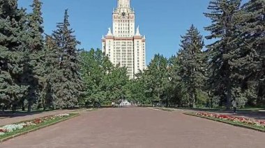 MOSCOW, RUSSIA-OCTOBER 06, 2021: Sparrow Hills 'teki Lomonosov Moskova Devlet Üniversitesi (MSU) arazisinde (sonbahar güneşli günü). Rusya 'nın en üst düzey eğitim kurumudur. Rusya