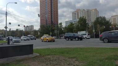 MOSCOW, Rusya- HAZİRAN 05, 2021: Moskova sokaklarından birinde gündüz trafiği, Rusya