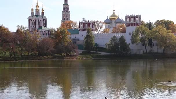 Veduta Del Convento Novodevichy Monastero Bogoroditse Smolensky Del Grande Stagno — Video Stock