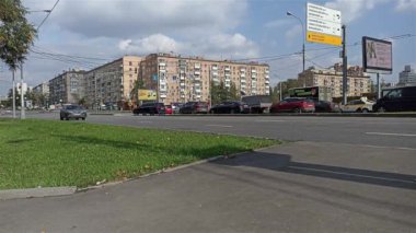 MOSCOW, Rusya- HAZİRAN 05, 2021: Moskova sokaklarından birinde gündüz trafiği, Rusya