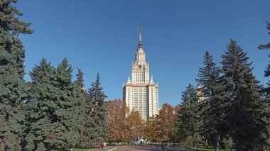 MOSCOW, RUSSIA-OCTOBER 06, 2021: Sparrow Hills 'teki Lomonosov Moskova Devlet Üniversitesi (MSU) arazisinde (sonbahar güneşli günü). Rusya 'nın en üst düzey eğitim kurumudur. Rusya