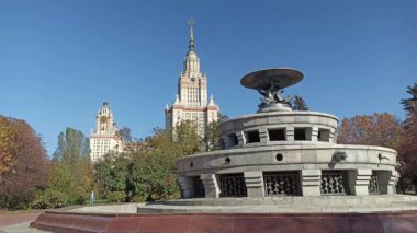 Sparrow Hills 'teki Lomonosov Moskova Devlet Üniversitesi' nde (MSU) çeşme. Rusya 'nın en üst düzey eğitim kurumudur. Rusya  