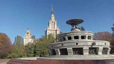 Sparrow Hills 'teki Lomonosov Moskova Devlet Üniversitesi' nde (MSU) çeşme. Rusya 'nın en üst düzey eğitim kurumudur. Rusya  