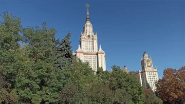 Sparrow Hills 'teki Lomonosov Moskova Devlet Üniversitesi' nin ana binası (sonbahar güneşli günü). Rusya 'nın en üst düzey eğitim kurumudur. Rusya