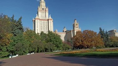MOSCOW, RUSSIA-OCTOBER 06, 2021: Sparrow Hills 'teki Lomonosov Moskova Devlet Üniversitesi (MSU) arazisinde (sonbahar güneşli günü). Rusya 'nın en üst düzey eğitim kurumudur. Rusya