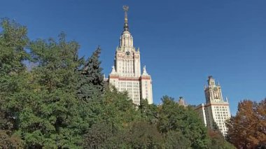 Sparrow Hills 'teki Lomonosov Moskova Devlet Üniversitesi' nin ana binası (sonbahar güneşli günü). Rusya 'nın en üst düzey eğitim kurumudur. Rusya