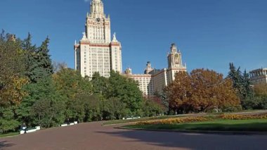 MOSCOW, RUSSIA-OCTOBER 06, 2021: Sparrow Hills 'teki Lomonosov Moskova Devlet Üniversitesi (MSU) arazisinde (sonbahar güneşli günü). Rusya 'nın en üst düzey eğitim kurumudur. Rusya