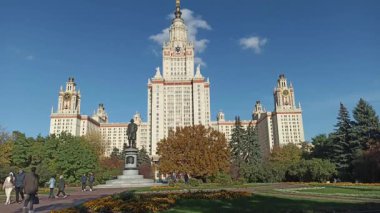 MOSCOW, RUSSIA-OCTOBER 06, 2021: Sparrow Hills 'teki Lomonosov Moskova Devlet Üniversitesi (MSU) arazisinde (sonbahar güneşli günü). Rusya 'nın en üst düzey eğitim kurumudur. Rusya