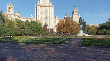 MOSCOW, RUSSIA-OCTOBER 06, 2021: Sparrow Hills 'teki Lomonosov Moskova Devlet Üniversitesi (MSU) arazisinde (sonbahar güneşli günü). Rusya 'nın en üst düzey eğitim kurumudur. Rusya