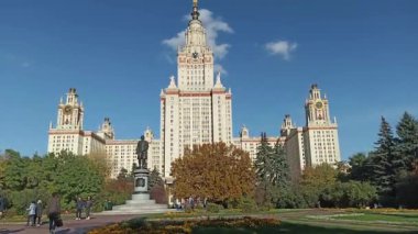 Sparrow Hills 'teki Lomonosov Moskova Devlet Üniversitesi' nin ana binası (sonbahar güneşli günü). Rusya 'nın en üst düzey eğitim kurumudur. Rusya