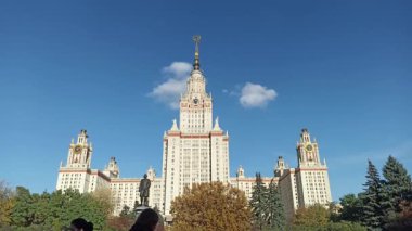 Sparrow Hills 'teki Lomonosov Moskova Devlet Üniversitesi' nin ana binası (sonbahar güneşli günü). Rusya 'nın en üst düzey eğitim kurumudur. Rusya