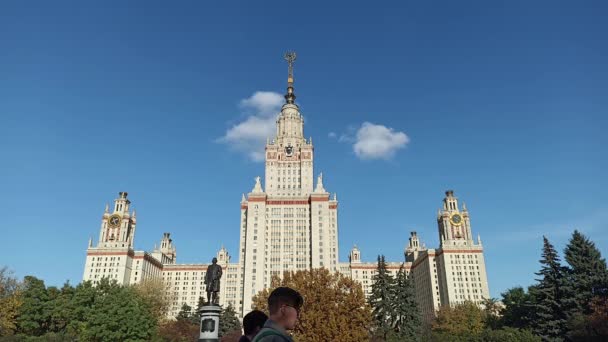 スパロウヒルズ 秋の晴れた日 にあるロモノソフ モスクワ州立大学の本館 最高位のロシア教育機関である ロシア — ストック動画