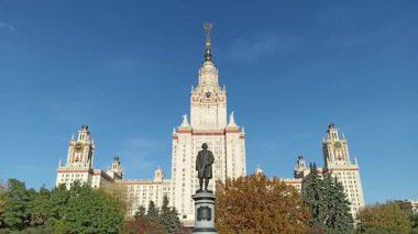 Sparrow Hills 'teki Lomonosov Moskova Devlet Üniversitesi' nin ana binası (sonbahar güneşli günü). Rusya 'nın en üst düzey eğitim kurumudur. Rusya