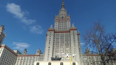 Sparrow Hills 'teki Lomonosov Moskova Devlet Üniversitesi' nin ana binası (sonbahar güneşli günü). Rusya 'nın en üst düzey eğitim kurumudur. Rusya