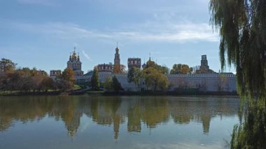 Güneşli bir sonbahar gününde Novodevichy manastırı (Bogoroditse-Smolensky manastırı) ve büyük Novodevichy göleti manzarası. Moskova, Rusya. UNESCO dünya mirası sahası