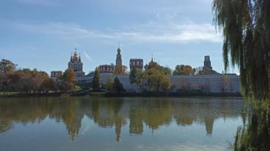 Güneşli bir sonbahar gününde Novodevichy manastırı (Bogoroditse-Smolensky manastırı) ve büyük Novodevichy göleti manzarası. Moskova, Rusya. UNESCO dünya mirası sahası