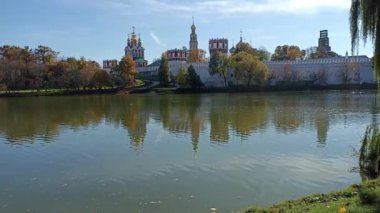 Güneşli bir sonbahar gününde Novodevichy manastırı (Bogoroditse-Smolensky manastırı) ve büyük Novodevichy göleti manzarası. Moskova, Rusya. UNESCO dünya mirası sahası