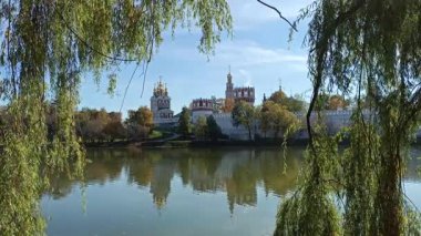 Güneşli bir sonbahar gününde Novodevichy manastırı (Bogoroditse-Smolensky manastırı) ve büyük Novodevichy göleti manzarası. Moskova, Rusya. UNESCO dünya mirası sahası