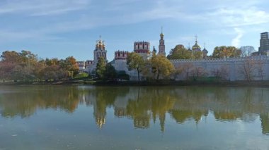 Güneşli bir sonbahar gününde Novodevichy manastırı (Bogoroditse-Smolensky manastırı) ve büyük Novodevichy göleti manzarası. Moskova, Rusya. UNESCO dünya mirası sahası