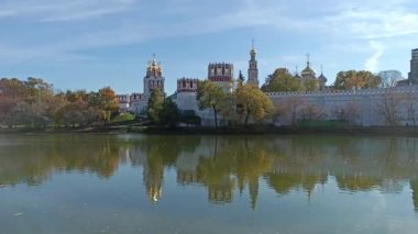 Güneşli bir sonbahar gününde Novodevichy manastırı (Bogoroditse-Smolensky manastırı) ve büyük Novodevichy göleti manzarası. Moskova, Rusya. UNESCO dünya mirası sahası