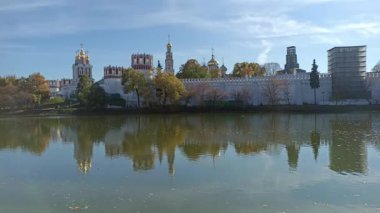 Güneşli bir sonbahar gününde Novodevichy manastırı (Bogoroditse-Smolensky manastırı) ve büyük Novodevichy göleti manzarası. Moskova, Rusya. UNESCO dünya mirası sahası