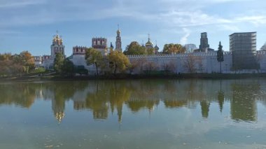 Güneşli bir sonbahar gününde Novodevichy manastırı (Bogoroditse-Smolensky manastırı) ve büyük Novodevichy göleti manzarası. Moskova, Rusya. UNESCO dünya mirası sahası