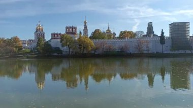 Güneşli bir sonbahar gününde Novodevichy manastırı (Bogoroditse-Smolensky manastırı) ve büyük Novodevichy göleti manzarası. Moskova, Rusya. UNESCO dünya mirası sahası