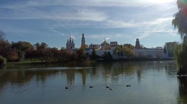 Güneşli bir sonbahar gününde Novodevichy manastırı (Bogoroditse-Smolensky manastırı) ve büyük Novodevichy göleti manzarası. Moskova, Rusya. UNESCO dünya mirası sahası