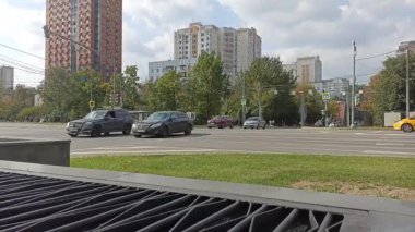 MOSCOW, Rusya- HAZİRAN 05, 2021: Moskova sokaklarından birinde gündüz trafiği, Rusya