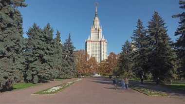 MOSCOW, RUSSIA-OCTOBER 06, 2021: Sparrow Hills 'teki Lomonosov Moskova Devlet Üniversitesi (MSU) arazisinde (sonbahar güneşli günü). Rusya 'nın en üst düzey eğitim kurumudur. Rusya