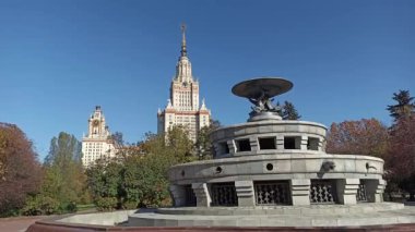 Sparrow Hills 'teki Lomonosov Moskova Devlet Üniversitesi' nde (MSU) çeşme. Rusya 'nın en üst düzey eğitim kurumudur. Rusya  