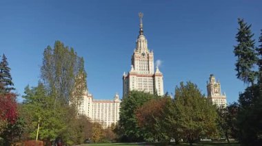 Sparrow Hills 'teki Lomonosov Moskova Devlet Üniversitesi' nin ana binası (sonbahar güneşli günü). Rusya 'nın en üst düzey eğitim kurumudur. Rusya