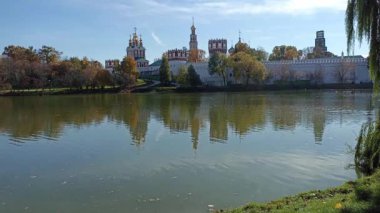 Güneşli bir sonbahar gününde Novodevichy manastırı (Bogoroditse-Smolensky manastırı) ve büyük Novodevichy göleti manzarası. Moskova, Rusya. UNESCO dünya mirası sahası 