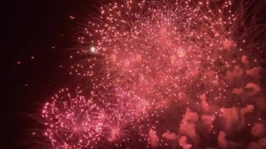 Voleler gece gökyüzünde milyonlarca ışığı böler. Canlı renkli havai fişek gösterisi. Gece gökyüzünde havai fişekler 
