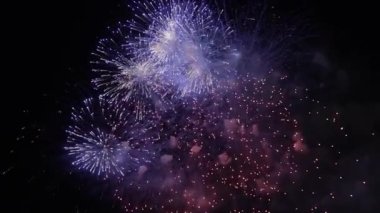 Voleler gece gökyüzünde milyonlarca ışığı böler. Canlı renkli havai fişek gösterisi. Gece gökyüzünde havai fişekler 