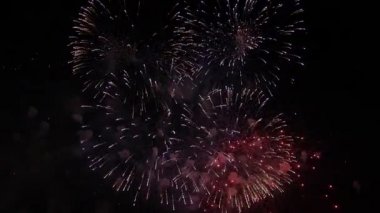 Voleler gece gökyüzünde milyonlarca ışığı böler. Canlı renkli havai fişek gösterisi. Gece gökyüzünde havai fişekler 