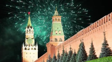 Voleler Moskova Kremlin, Rusya 'ya milyonlarca ışık saçıyor. 