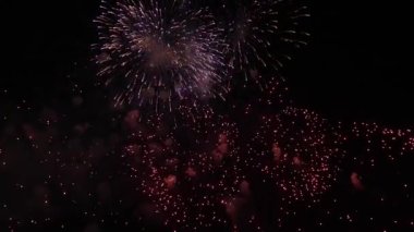 Voleler gece gökyüzünde milyonlarca ışığı böler. Canlı renkli havai fişek gösterisi. Gece gökyüzünde havai fişekler 