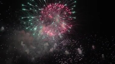 Voleler gece gökyüzünde milyonlarca ışığı böler. Canlı renkli havai fişek gösterisi. Gece gökyüzünde havai fişekler 