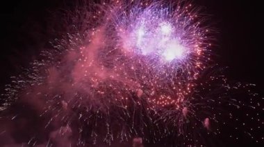 Voleler gece gökyüzünde milyonlarca ışığı böler. Canlı renkli havai fişek gösterisi. Gece gökyüzünde havai fişekler 