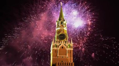 Voleler Moskova Kremlin, Rusya 'ya milyonlarca ışık saçıyor.  