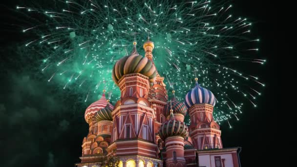 とりなしの最も神聖な女就寝の堀 寺のバジル祝福 と花火 赤の広場 モスクワ ロシアの大聖堂 — ストック動画