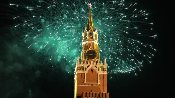 在俄罗斯莫斯科克里姆林宫上空 烟花把数百万盏灯劈开 — 图库视频影像