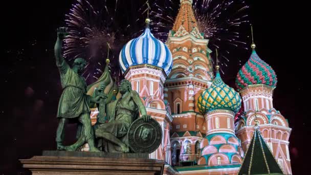 とりなしの最も神聖な女就寝の堀 寺のバジル祝福 と花火 赤の広場 モスクワ ロシアの大聖堂 — ストック動画