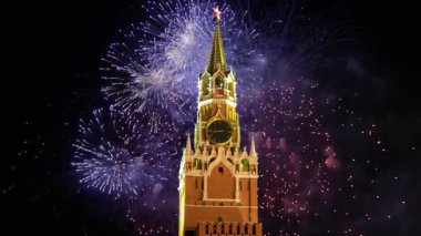 Voleler Moskova Kremlin, Rusya 'ya milyonlarca ışık saçıyor.   